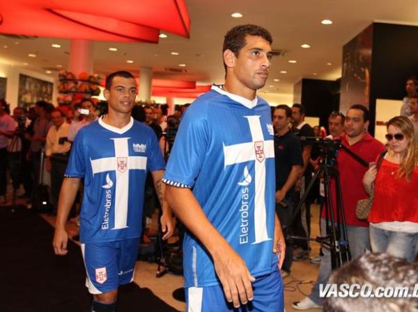 Bernardo e Diego Souza com a camisa azul do Vasco