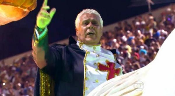 2014: Ainda presidente do Vasco, Roberto Dinamite desfila na Imperatriz, cujo enredo homeageava Zico