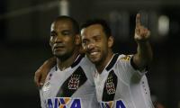 Rodrigo e Nen comemorando o 1 gol do Vasco, de Nen