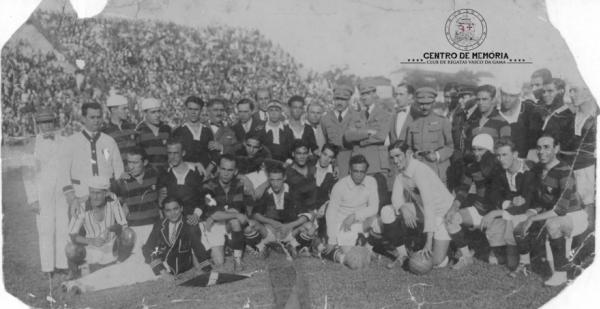Equipes do Vasco e do Flamengo em pose para fotografia com tripulantes do avio Argos. Rio de Janeiro, 15 de maio de 1927.
