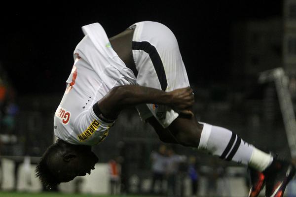Riascos comemora gol contra o Botafogo: Vasco s perdeu 1 de seus ltimos 13 clssicos