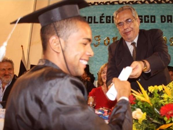 Alex Teixeira recebe diploma das mos do presidente Eurico Miranda