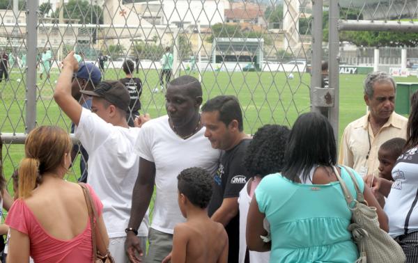 Odvan  assediado em visita a So Janurio em 2010: so 279 jogos pelo clube