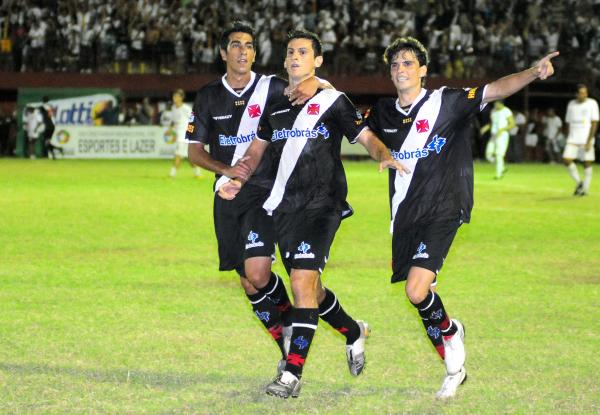 Fumagalli comemora gol do Vasco, em 2010, contra a Seleo Capixaba: ltima vez no estado
