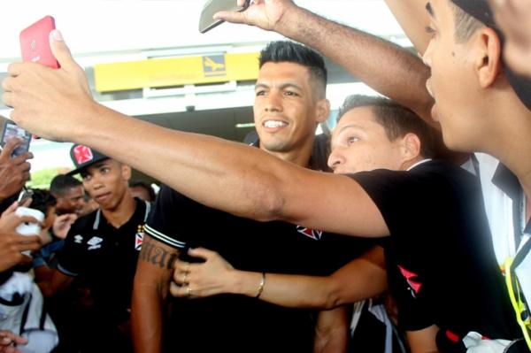 Julio dos Santos posa para foto com os torcedores