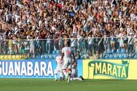 Jogadores comemoram gol de Marcelo Mattos