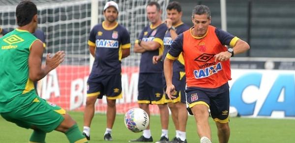 Tcnico Jorginho participa de racho do Vasco com os jogadores em So Janurio