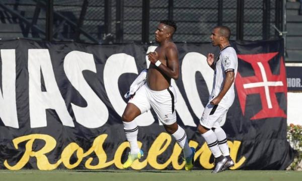 Thalles, sem camisa, comemora gol que deu ao Vasco mais uma vitria num clssico, desta vez contra o Botafogo