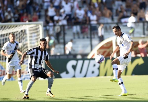 Nen deu passe para gol do Vasco contra o Botafogo