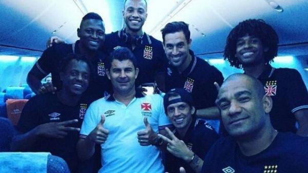 Jogadores do Vasco no voo de volta ao Rio