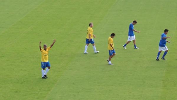 Romrio comemora um de seus trs gols em partida beneficente em Goinia