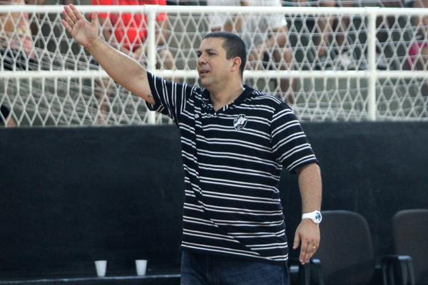 Christiano Pereira orienta a equipe contra o Sport