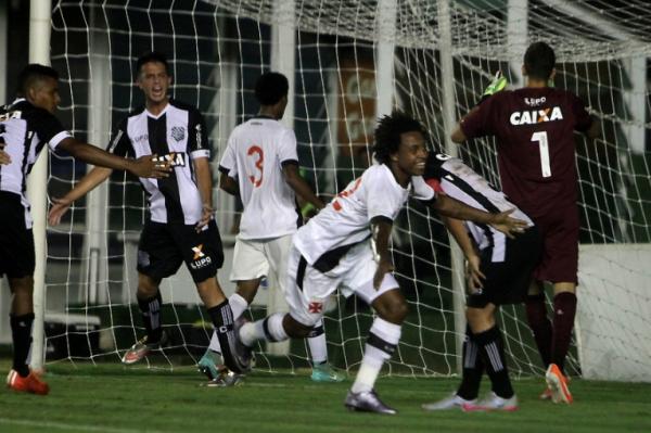 Paulo Vitor comemora gol no Figueirense