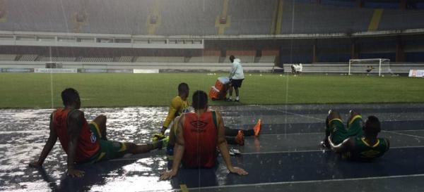 Jogadores do Vasco encaram temporal aps treinamento no Mangueiro