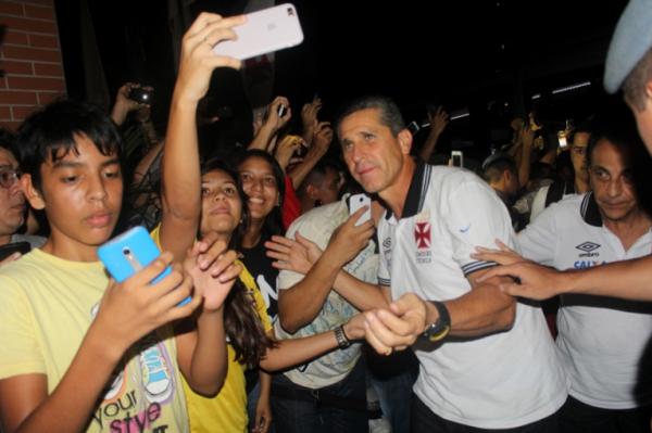 Jorginho recebe o carinho dos torcedores em Manaus