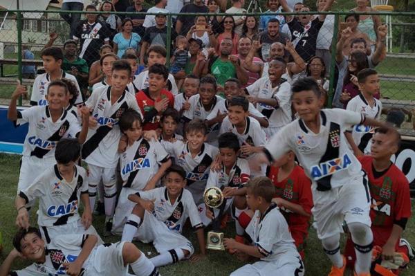 Meninos da Colina comemoram o ttulo do Torneio Incio sub-11