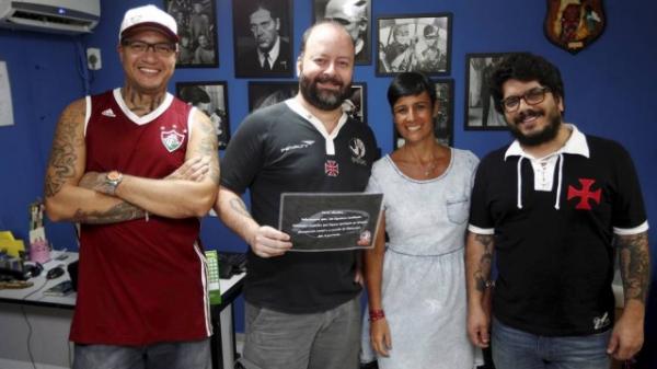Da esquerda para direita: Jefferson Souza, tatuador tricolor, Marco Anubis, tatuador vascano, Juliana Sposito, torcedora do Fluminense, e Celso Rodrigues, vascano