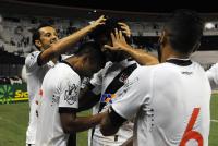 Jogadores comemoram gol de Rafael Vaz
