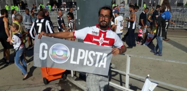 Grupo de torcedores de Vasco e Botafogo distriburam faixas em protesto contra a Globo