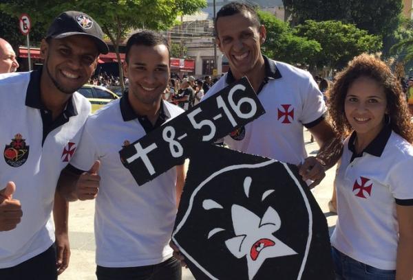 Torcedores do Vasco provocam Botafogo com um caixo