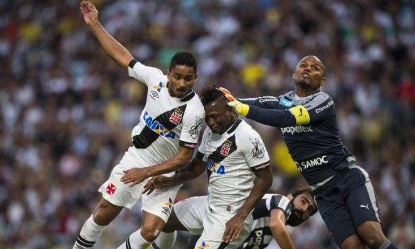 Jefferson sai mal e Jorge Henrique aproveita para marcar o gol do Vasco na final do Carioca, contra o Botafogo