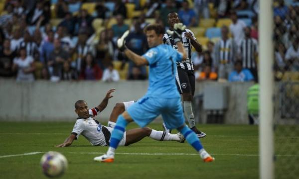 Martn Silva observa um chute de Ribamar sair pela linha de fundo na final do Carioca, entre Vasco e Botafogo