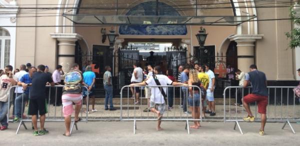 Cambistas e torcedores se misturam na porta de So Janurio nesta quinta-feira