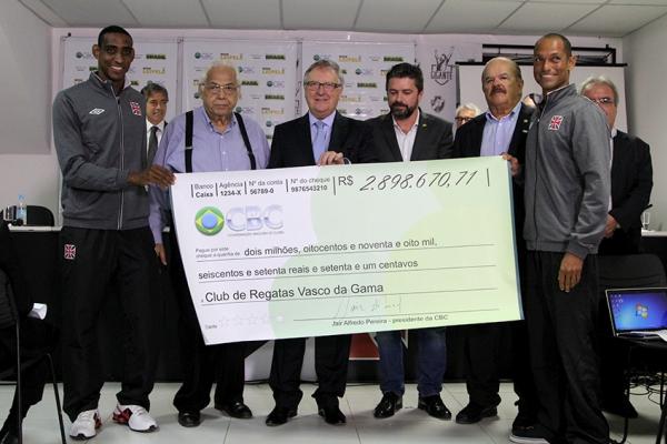 Com a presena dos atletas Renato Cataldo (esquerda) e Thiago Almeida (direita), o Vasco recebeu o cheque simblico da CBC