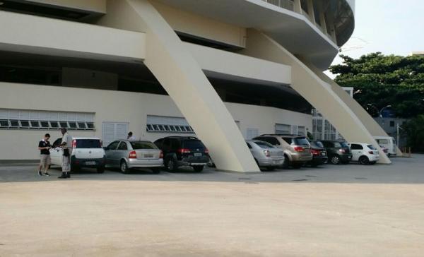 Seguranas atuam em estacionamento irregular no Maracanzinho fechado para obra olmpica