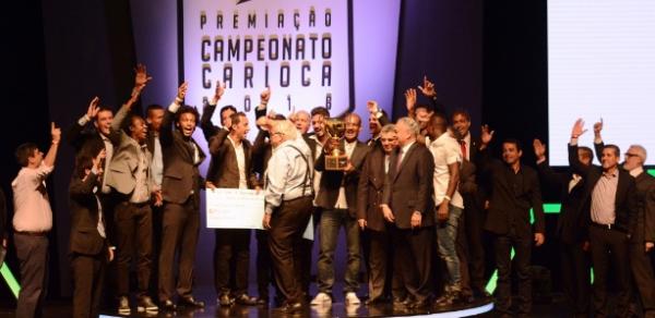 Eurico e jogadores do Vasco gritam o 'casaca' na premiao do Campeonato Carioca