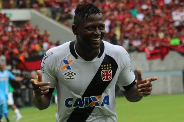 Riascos comemora gol contra o Flamengo, o 16 com a camisa do Vasco