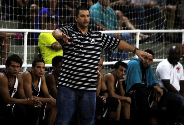 Christiano Pereira d instrues ao jogadores do Vasco