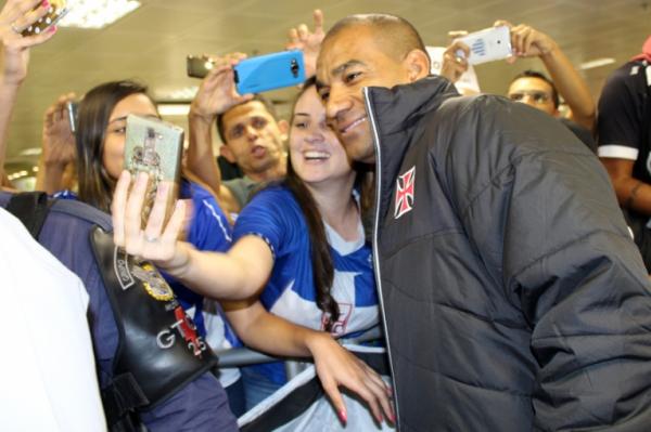 Rodrigo posa para selfie com torcedora