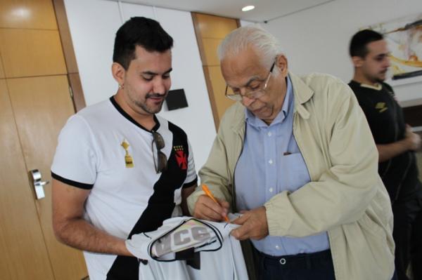 Presidente Eurico Miranda dando autgrafo para Felipe dos Reis