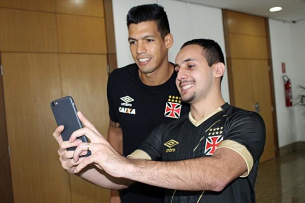 Julio dos Santos posa para selfie com Felipe Gustavo