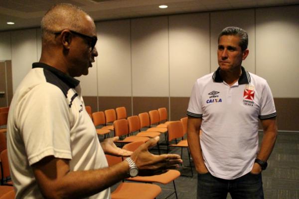 Jorginho escuta orientaes do instrutor Srgio Santos