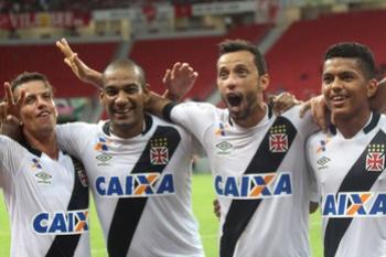 Diguinho, Rodrigo, Nen e Evander em comemorao: jogadores curtem fase invicta