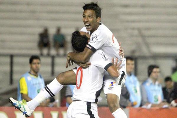 Caio Monteiro vibra com seu primeiro gol no profissional: abrao no exemplo Nen