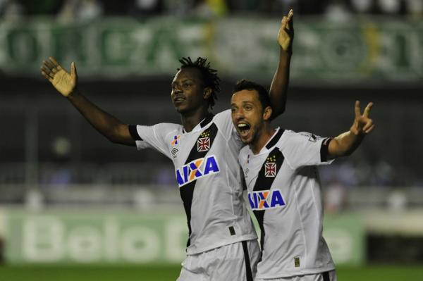 Andrezinho comemora com Nen, que deu passe para gol sobre o Gois