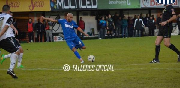 Volante Guiazu chuta para marcar o gol do acesso do Talleres na Argentina