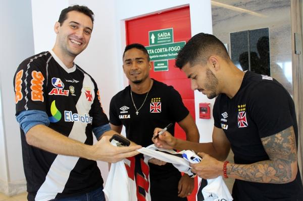 Rafael Ambrozim pega autgrafo com Henrique e Jorge Henrique