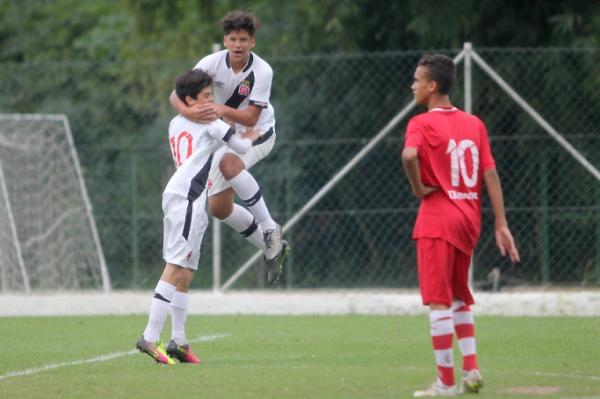 Gabriel Pec (10) festeja um dos gols com Gustavo Ananias