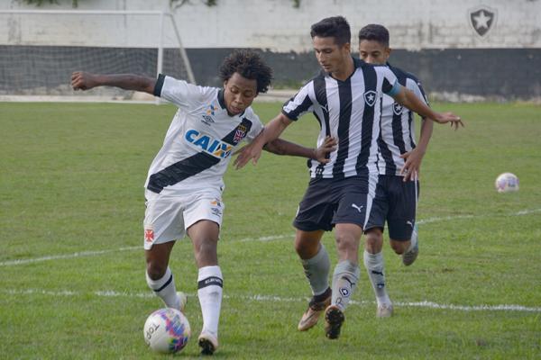 Paulo Vitor protege a bola contra o Botafogo