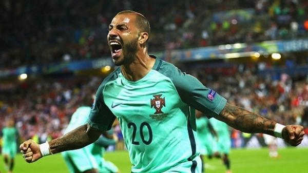 Quaresma comemora o gol da classificao de Portugal