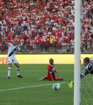Leandro marcou o primeiro gol do Vasco em Macei