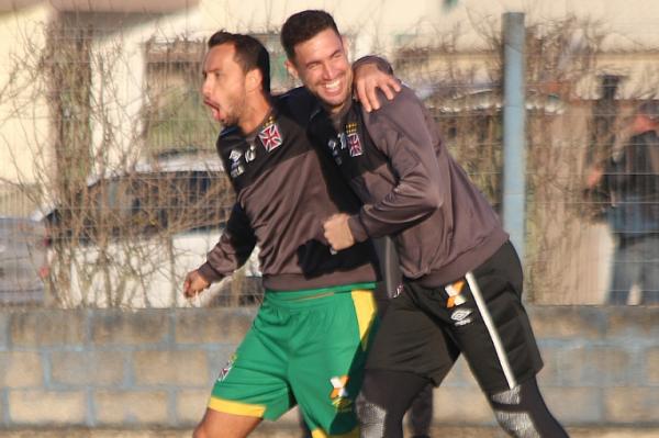 Nen e Martn Silva comemoram um dos gols do recreativo