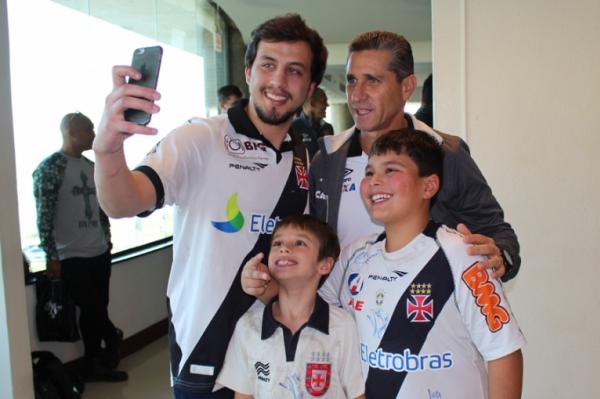 Ao lado de dois Almirantinhos, Joo Ricardo faz selfie com Jorginho