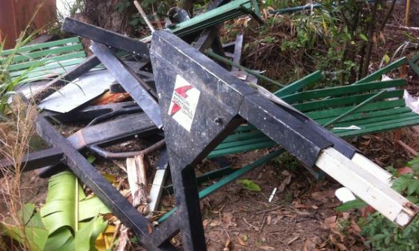 Os destroos de um dos equipamentos destrudos nas obras da Arena Botafogo
