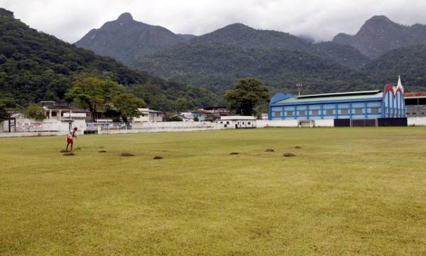 O campo do Esporte Clube Pau Grande em 2007