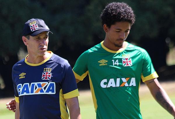 Douglas Luiz conversa com Jorginho durante treino em Cuiab
